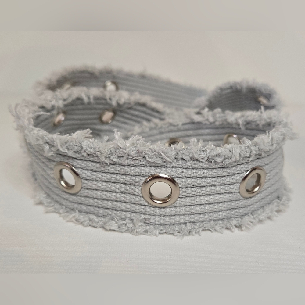 ๐ค NWOT Frayed Gray Belt with Silver Gromments and Buckle - Picture 4 of 4